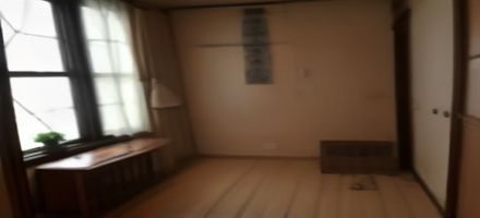 跨境电商卖家在91仓库保税仓区域进行商品清关操作，工作人员在电脑前处理申报单，背景是整齐的保税货架